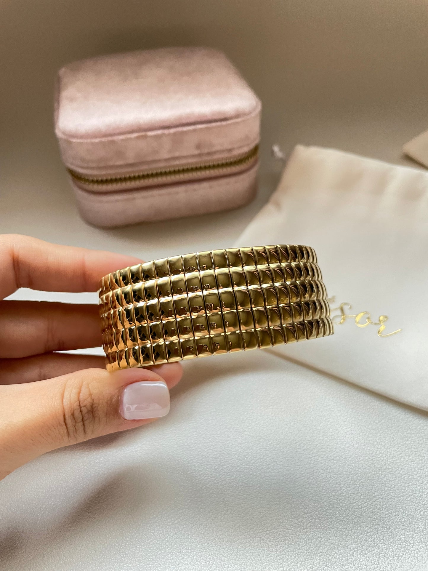 Minimalist elastic bangle