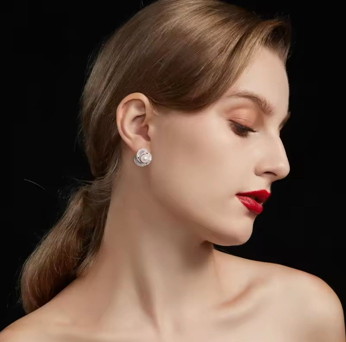 Shiny circle and pearls