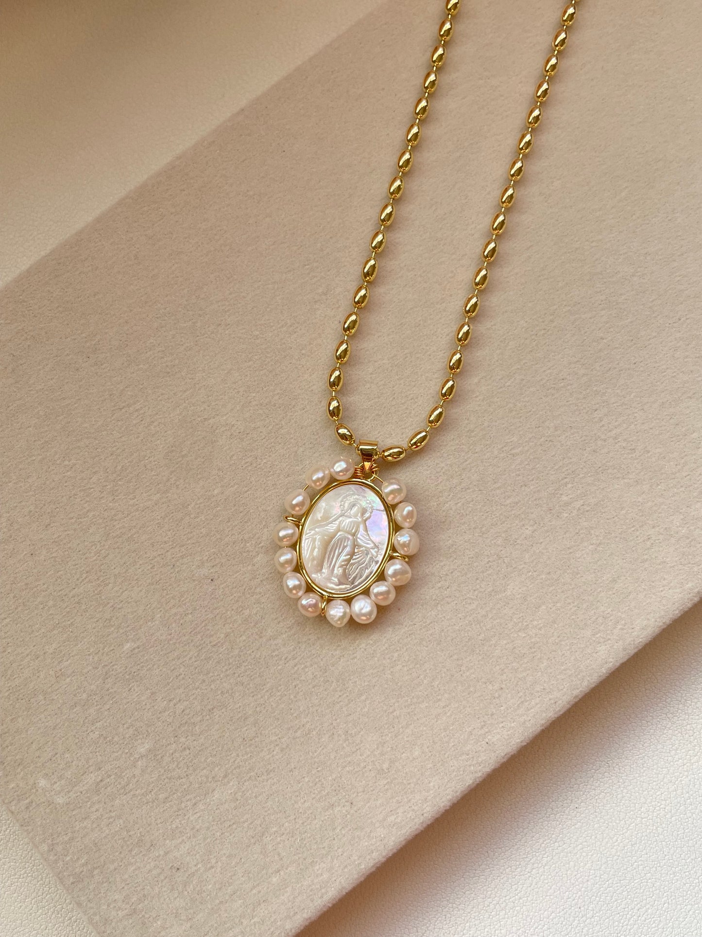 Medalla con perlas Jesucristo