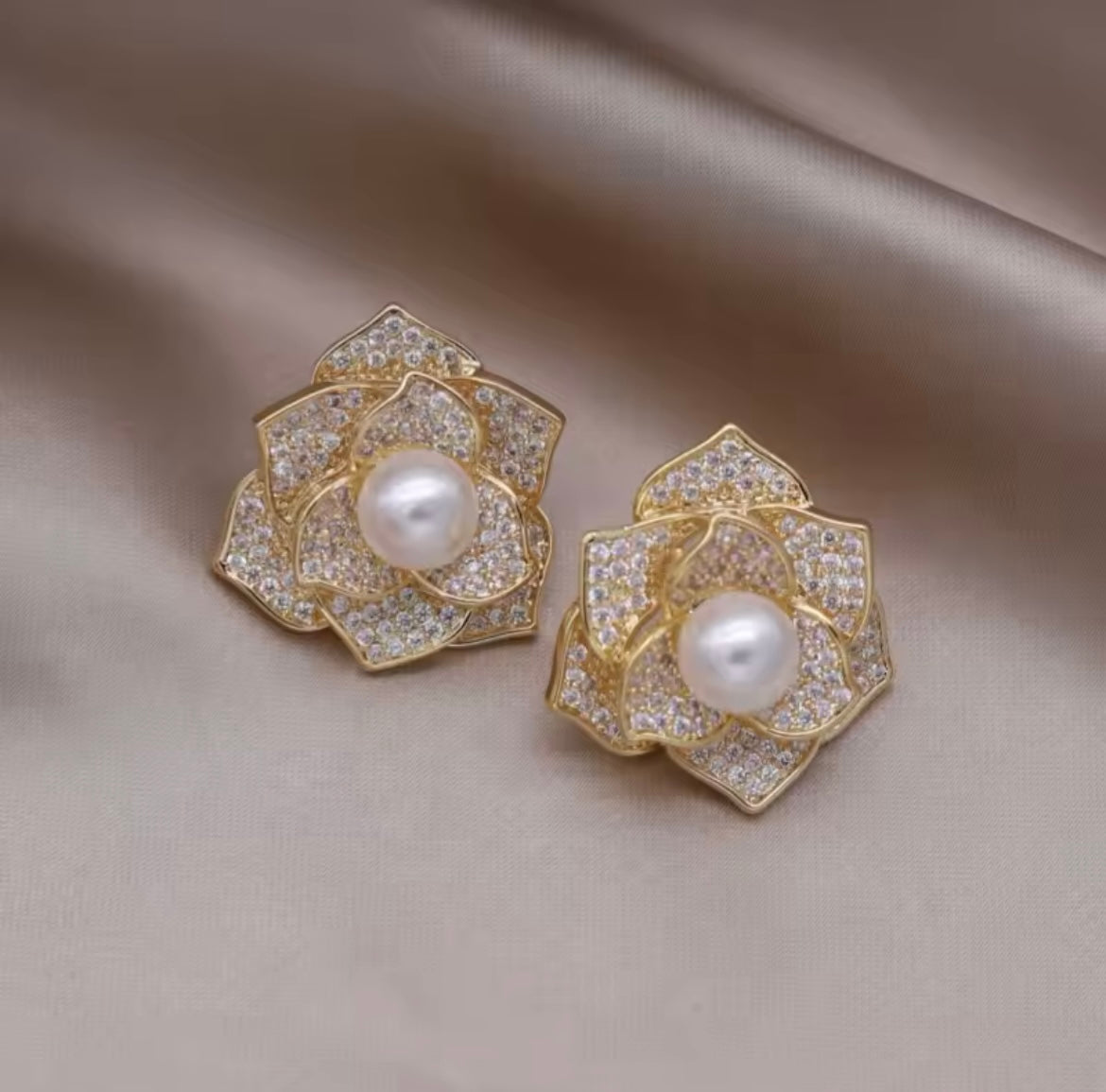 Shiny flower pearl