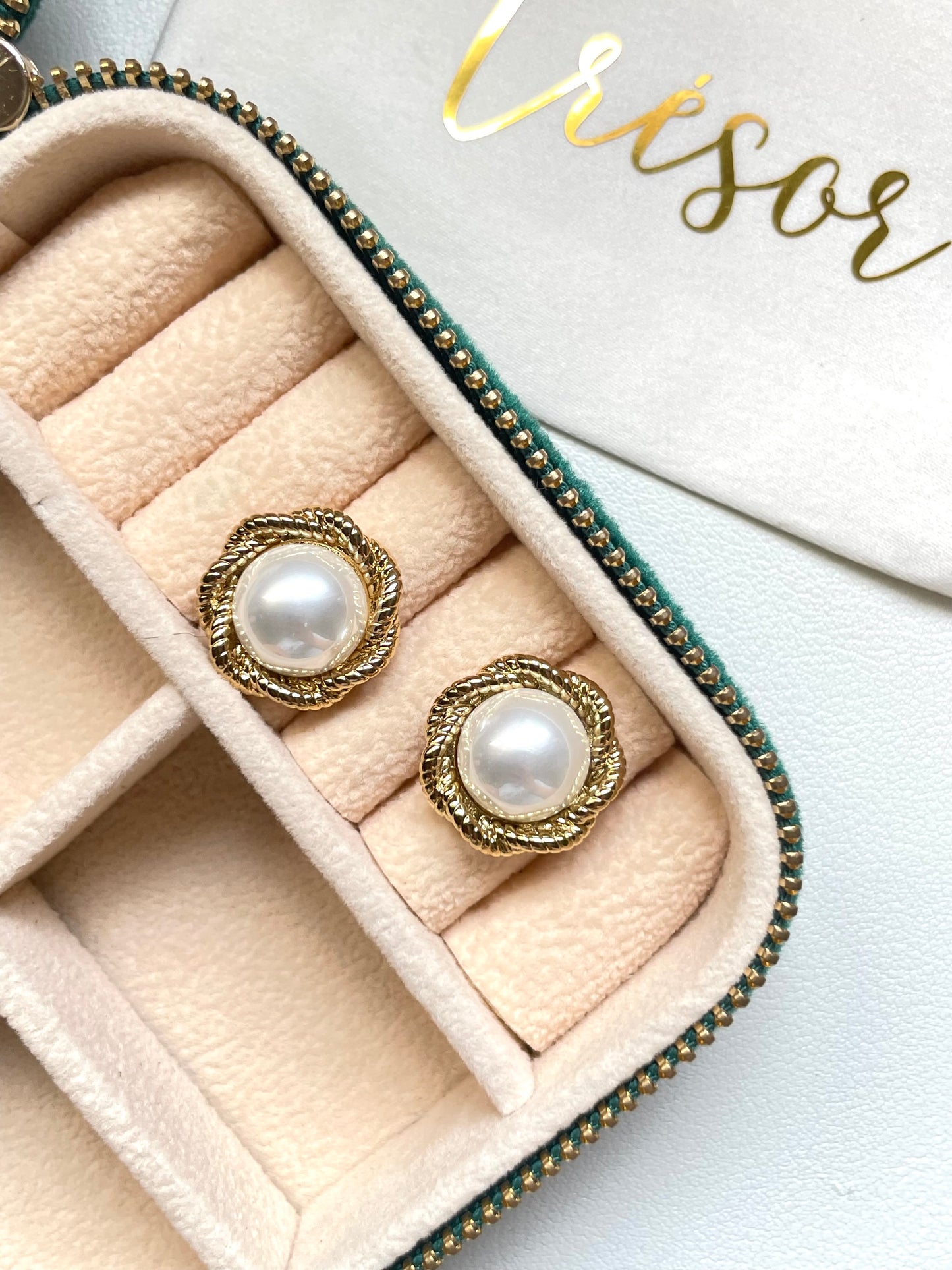 Flower pearl studs