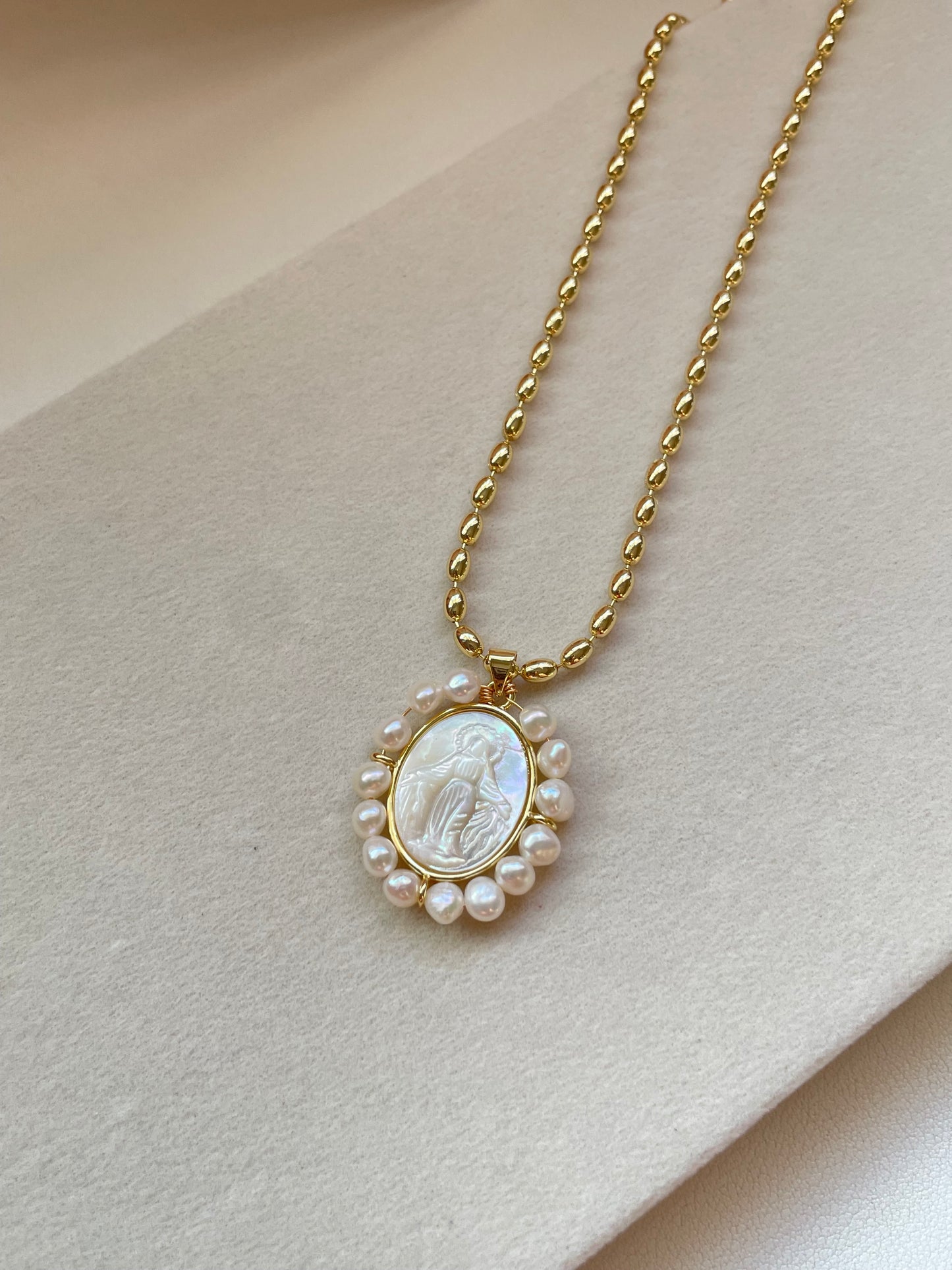 Medalla con perlas Jesucristo
