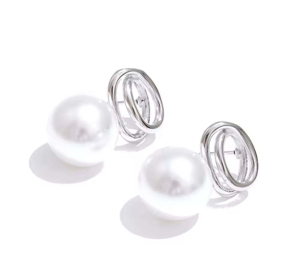 Pearl and knot earrings