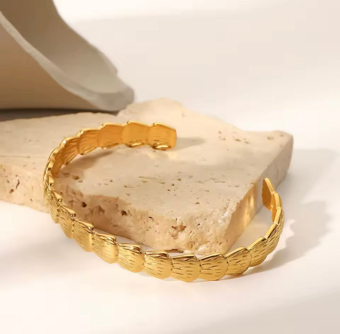 Beach shells cuff bracelet