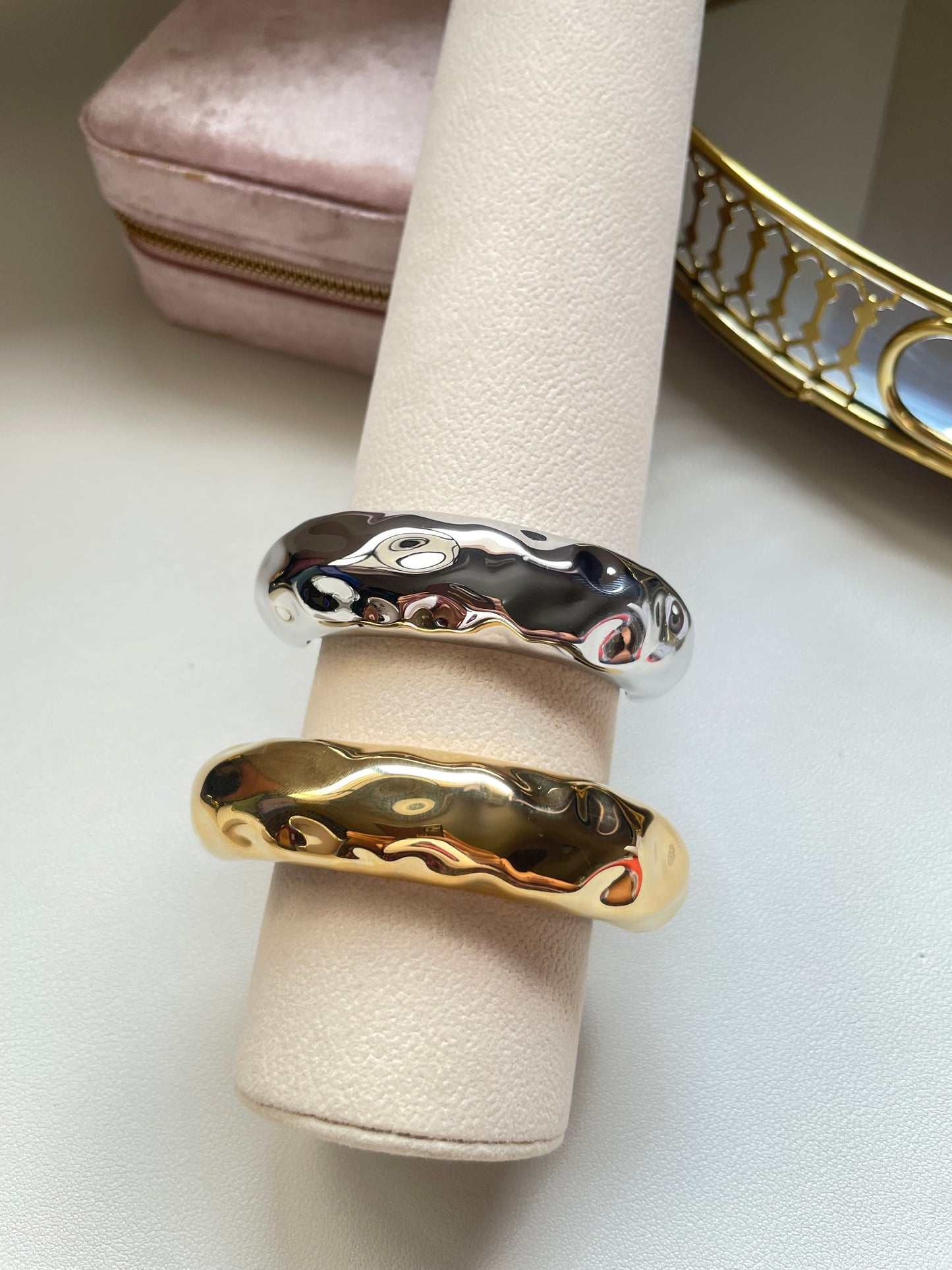 Hammered pony cuff large plateado