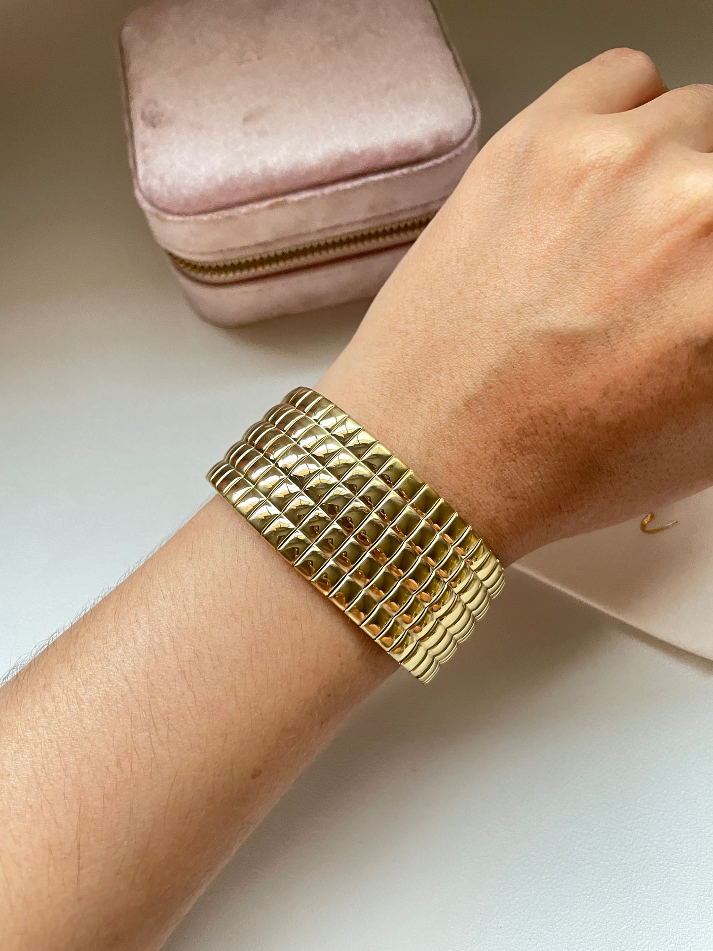 Minimalist elastic bangle