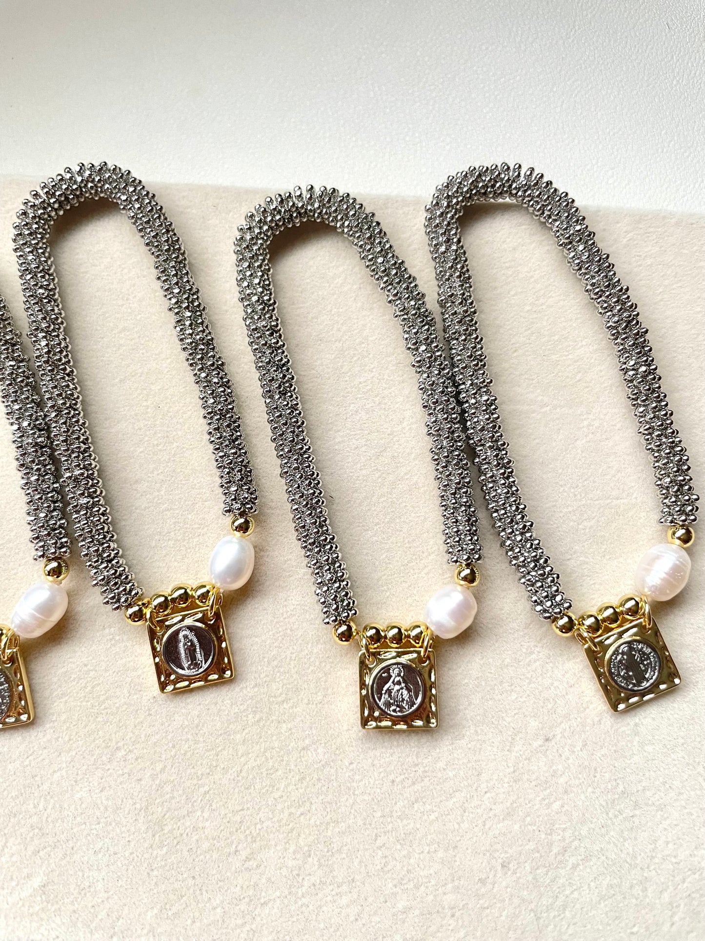 Pulseras religiosas con perla