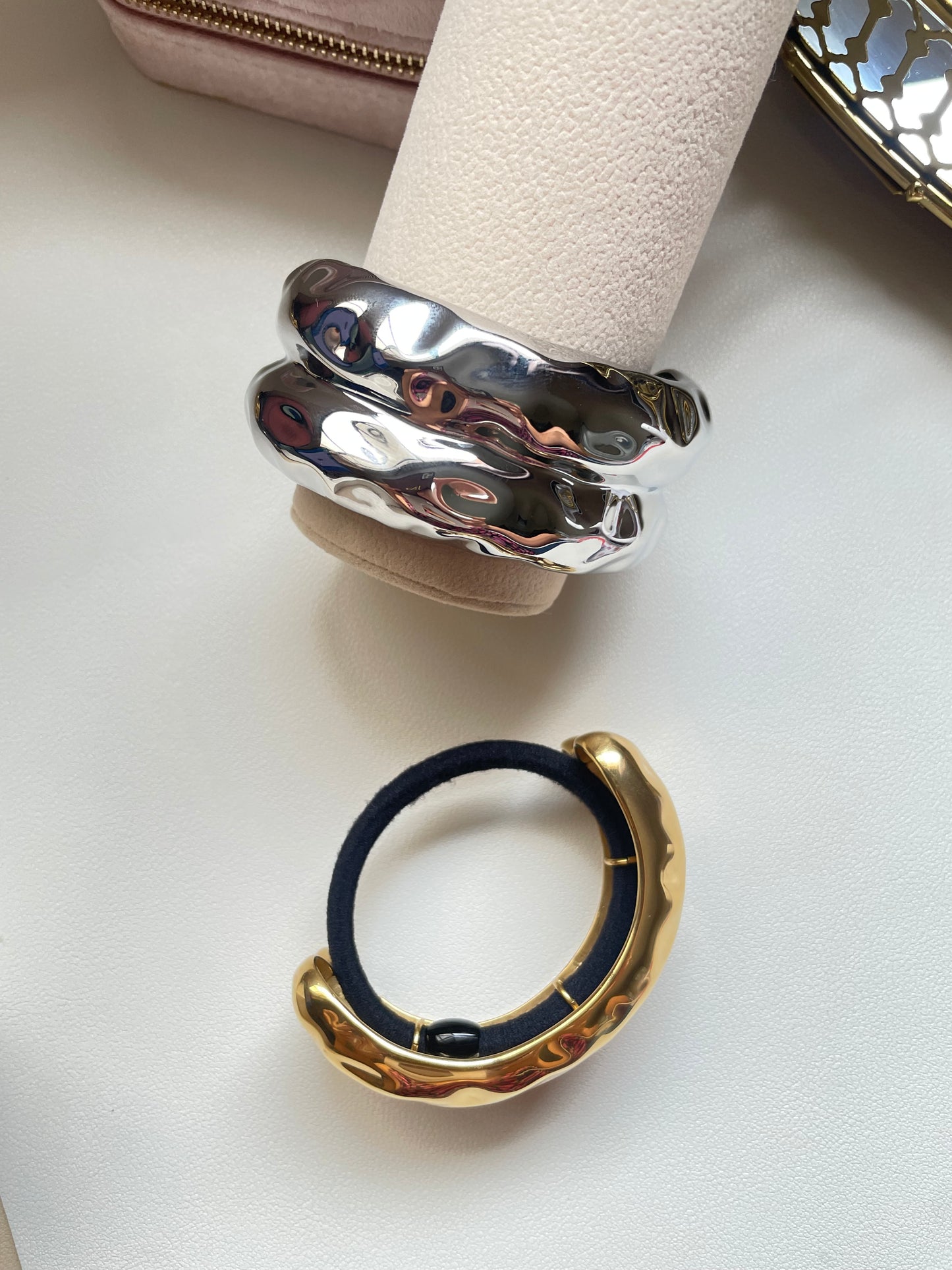 Hammered double pony cuff large plateado