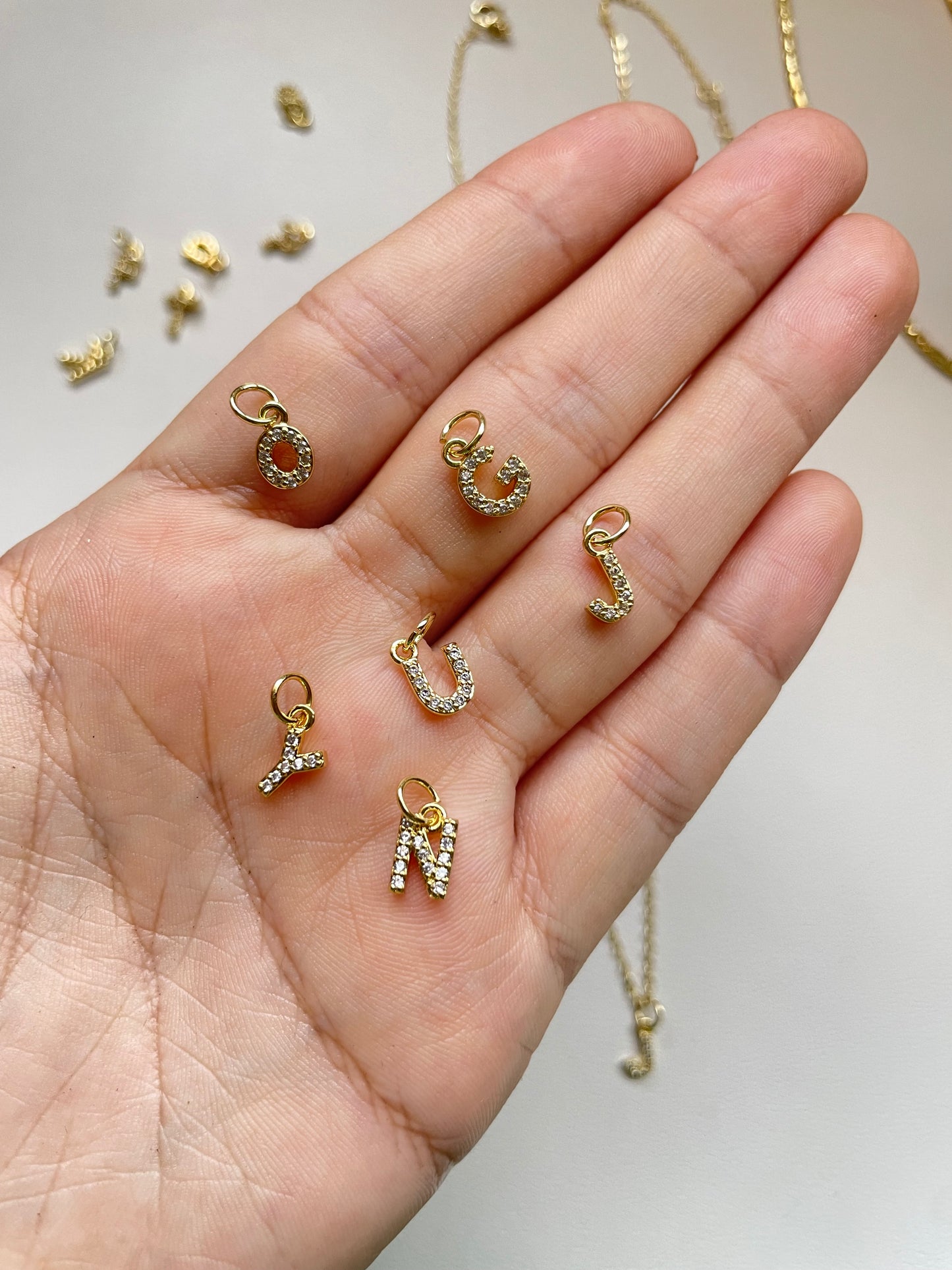 Cadena fina con inicial (zirconia)