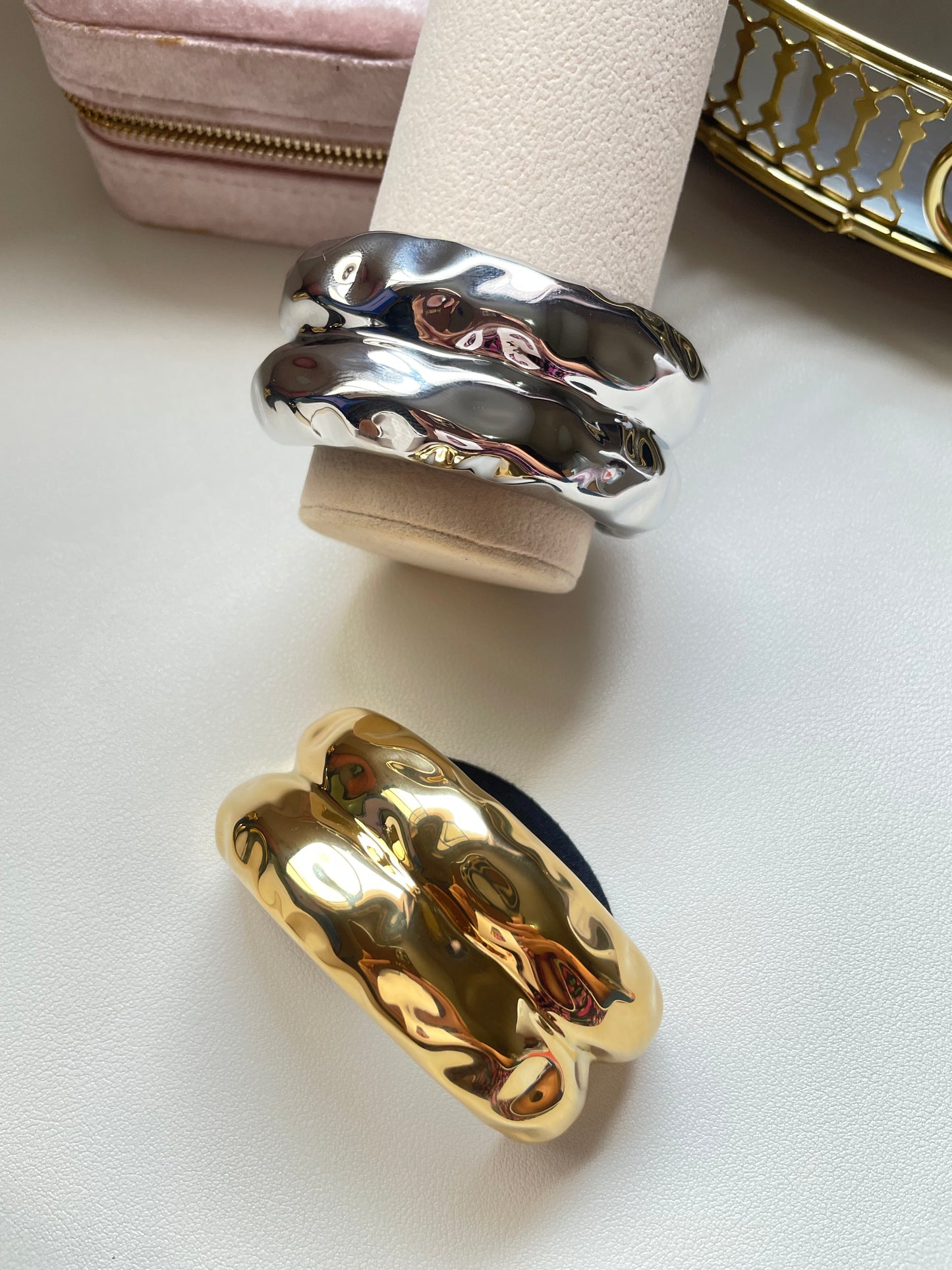 Hammered double pony cuff large plateado