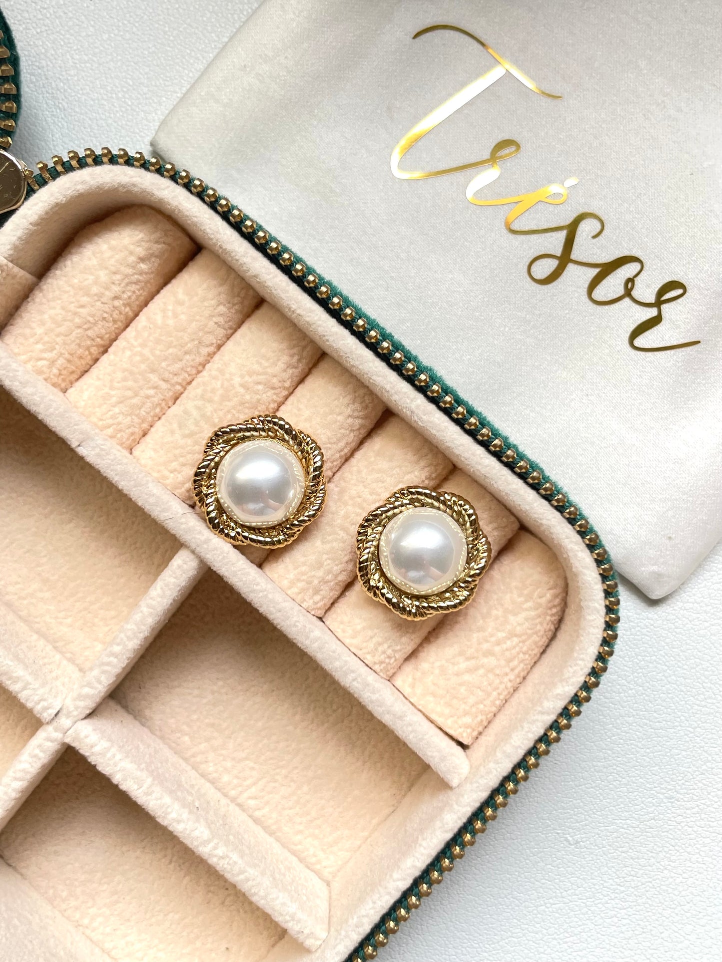 Flower pearl studs