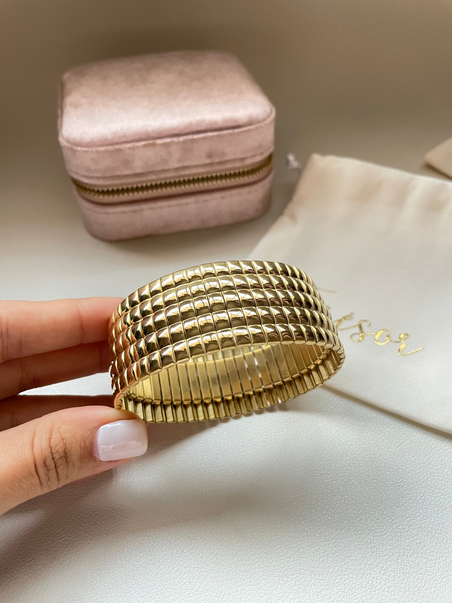 Minimalist elastic bangle