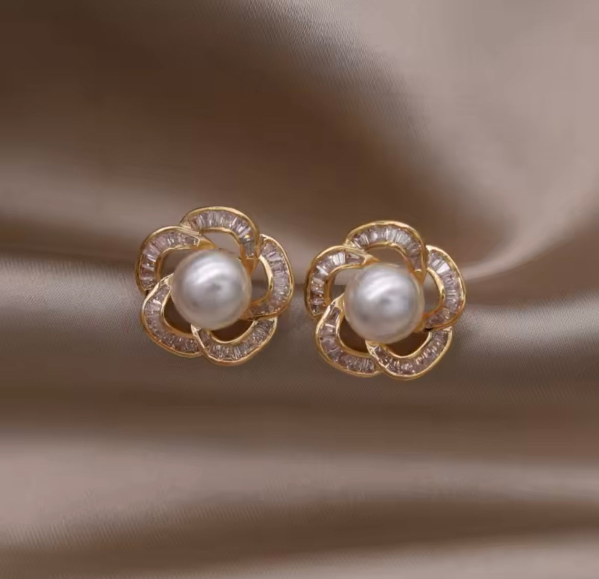 Flower pearl studs