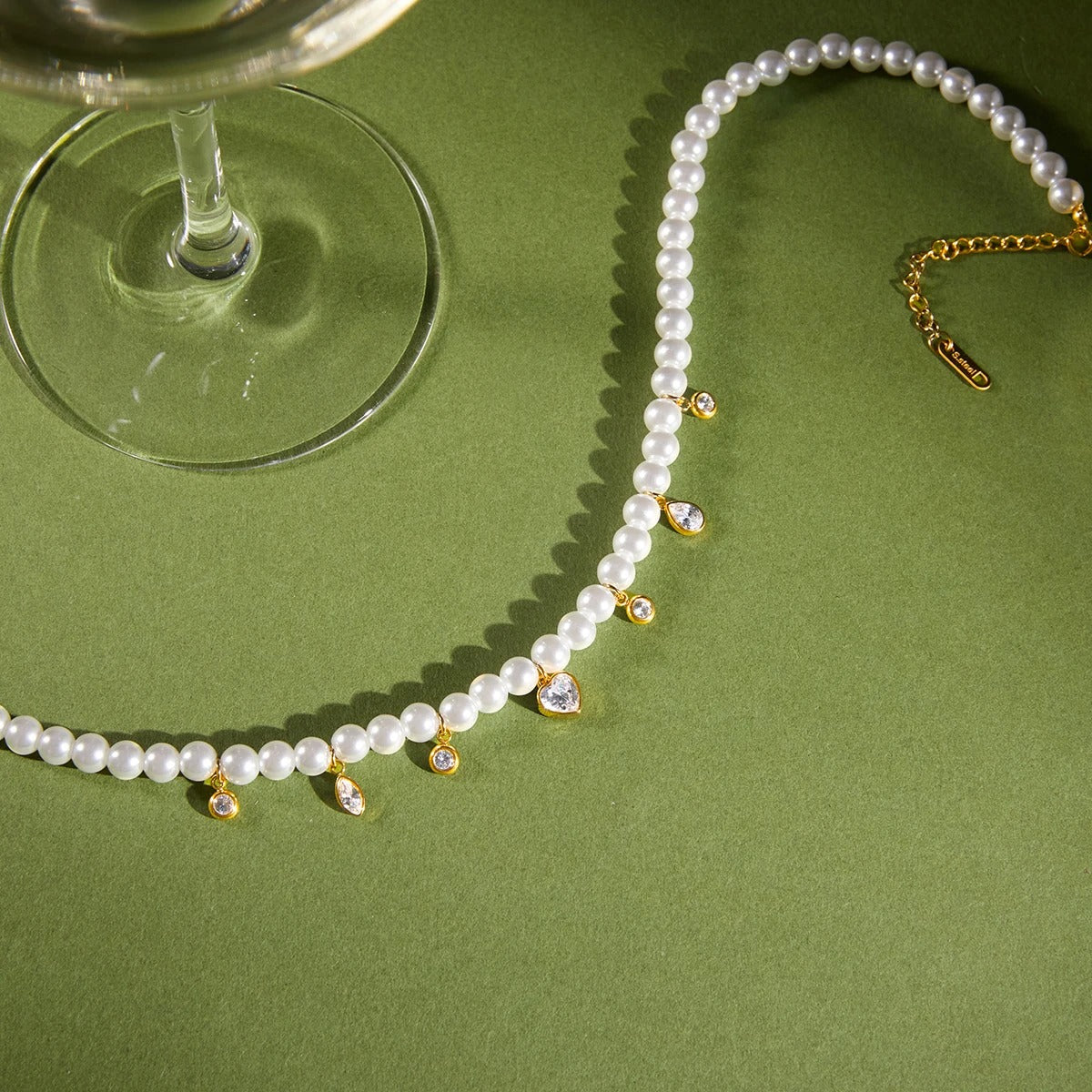 Pearl elegant necklace with shaped zircons