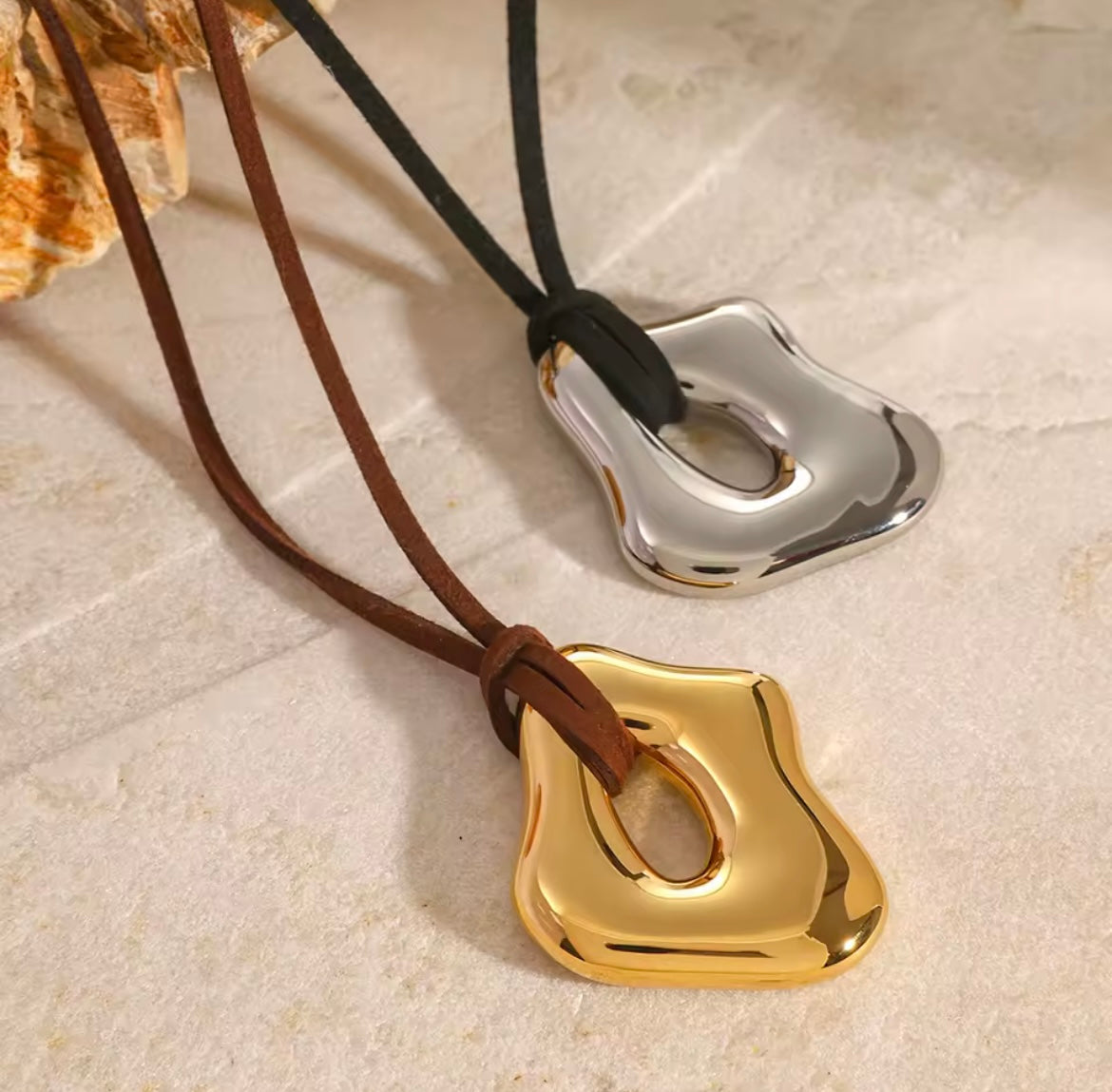 Irregular minimalist pendant necklace