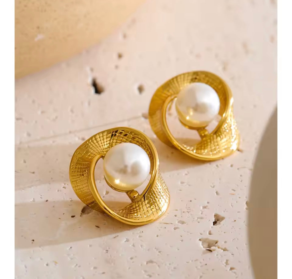 Twisted geometric pearls