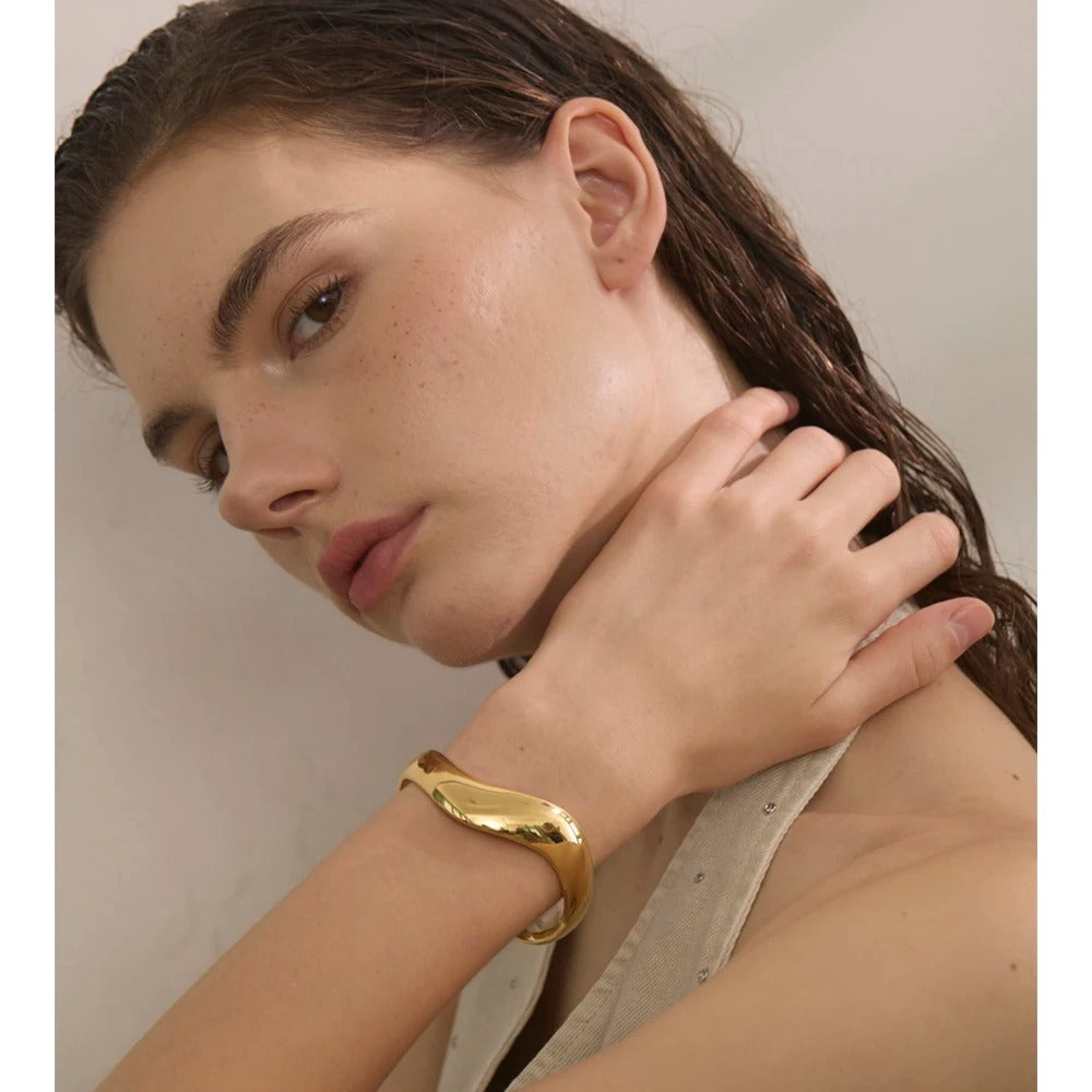 Smooth wavy cuff