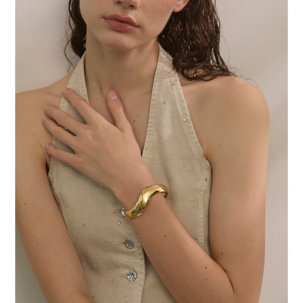 Smooth wavy cuff