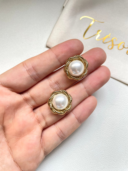 Flower pearl studs