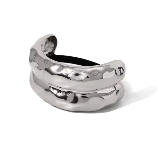 Hammered double pony cuff large plateado