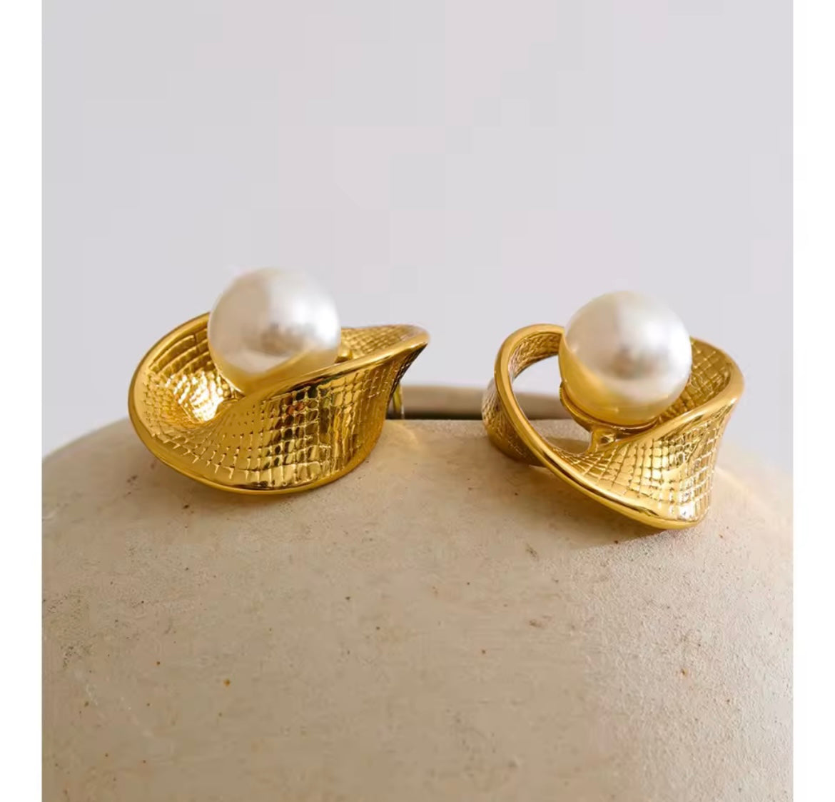 Twisted geometric pearls