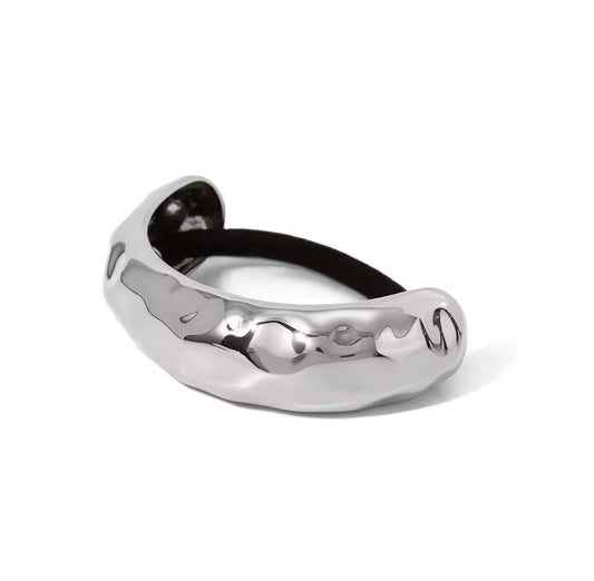 Hammered pony cuff large plateado