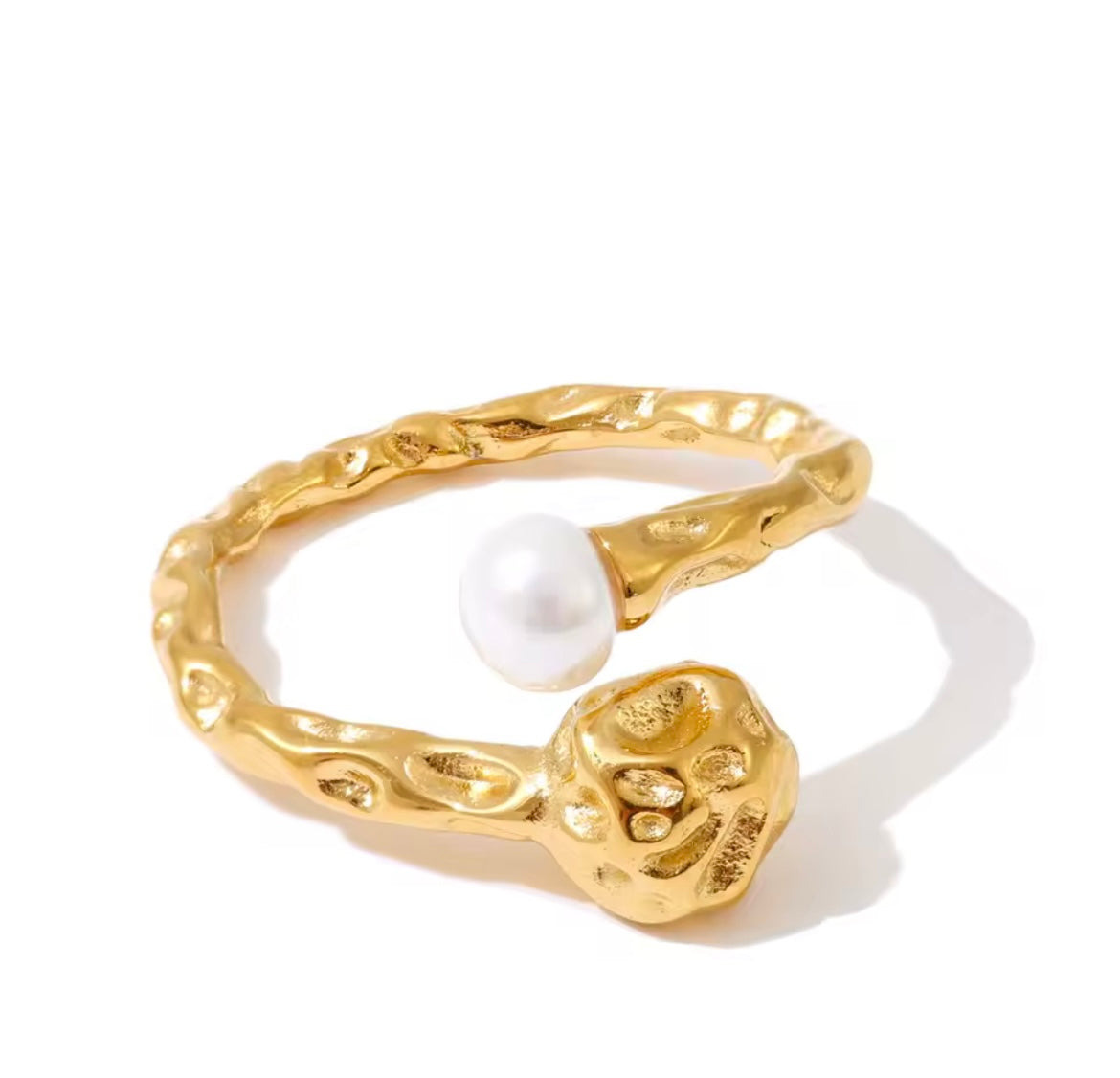 Hammered ring with pearl