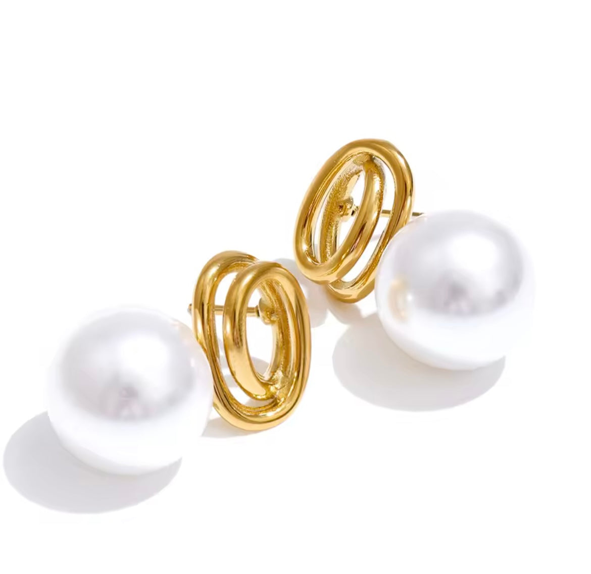 Pearl and knot earrings