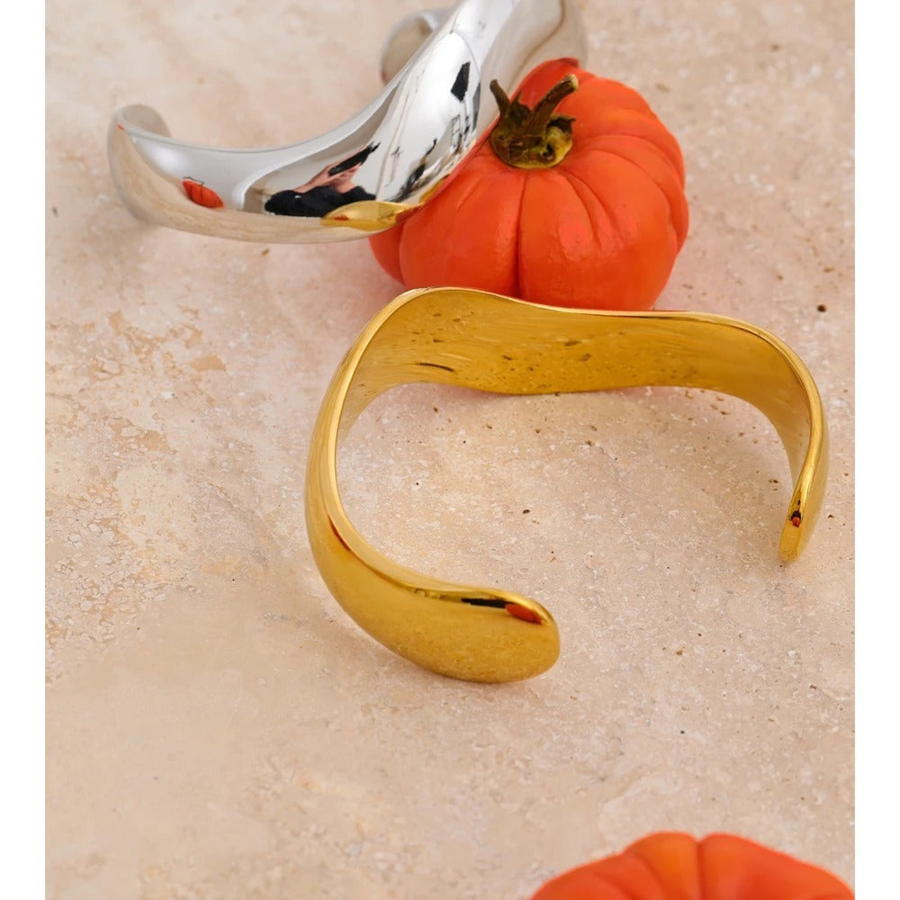 Smooth wavy cuff