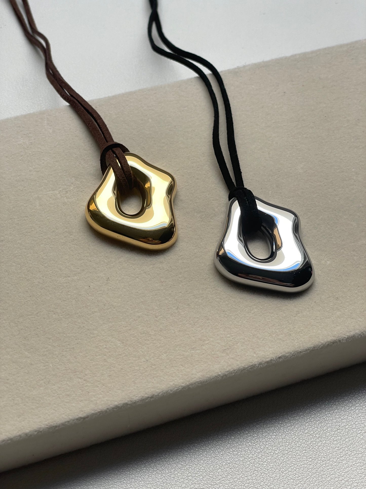 Irregular minimalist pendant necklace