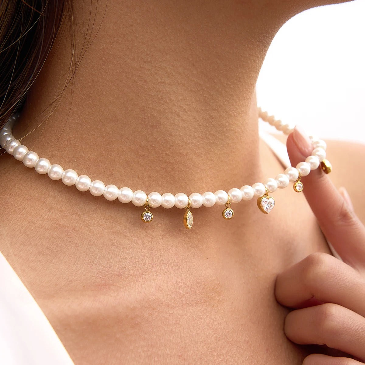 Pearl elegant necklace with shaped zircons