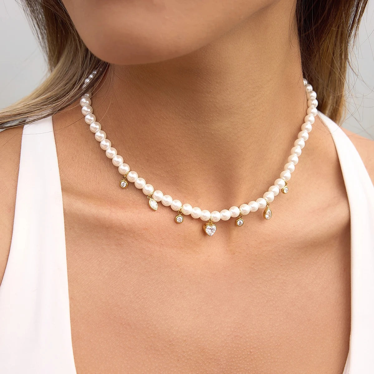 Pearl elegant necklace with shaped zircons