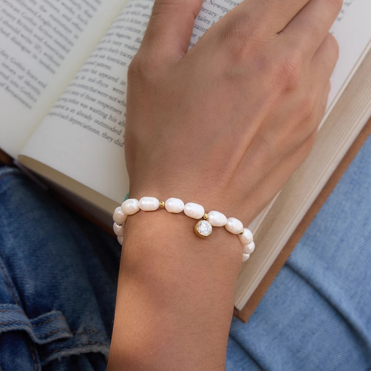 Pearl and zircon bracelet