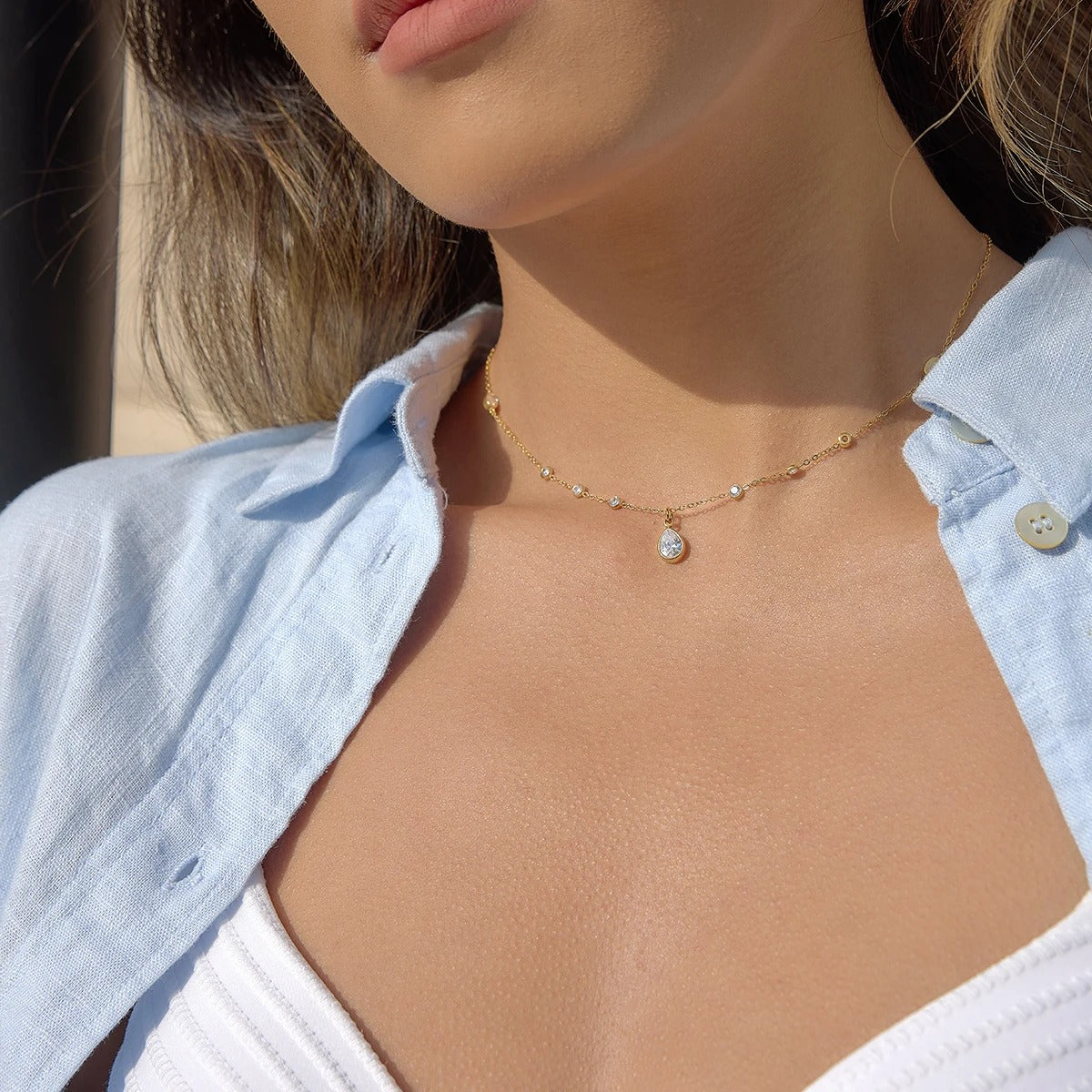 Gold necklace with zircons