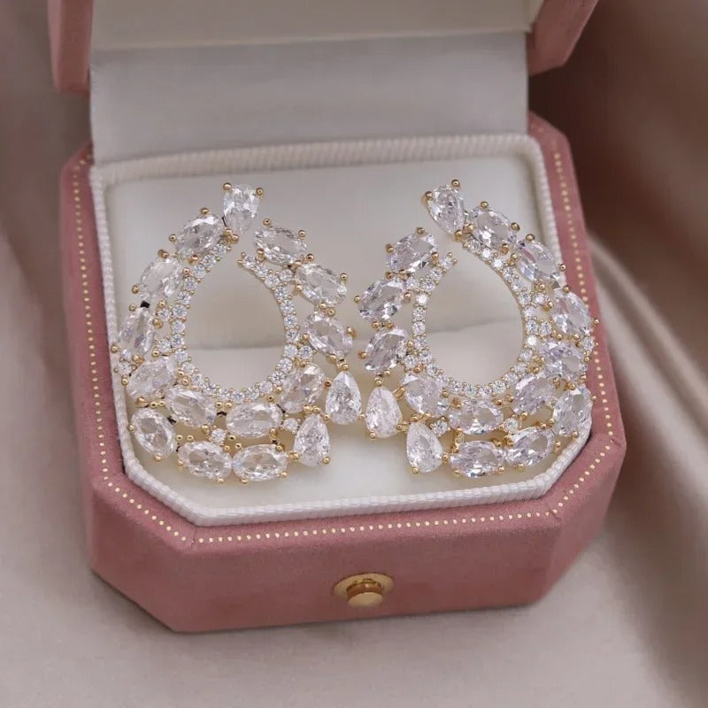 Delicate elegant round studs