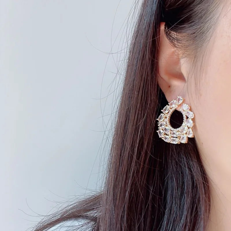Delicate elegant round studs